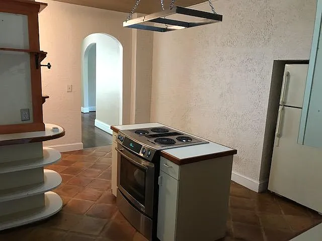 2 bed, 1.5 bath, 1242 sqft, $2,200 — Photo 2