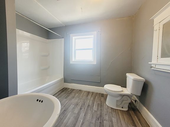 5th image of 310 W 7th St #2