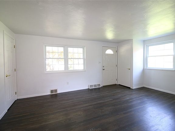 3rd image of 406 Eden Dr