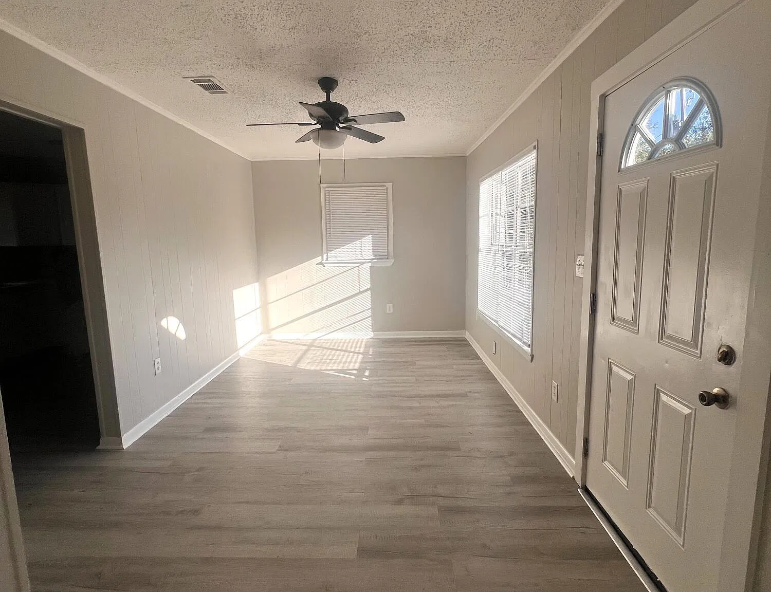 2 bed, 1.0 bath, 946 sqft, $1,200 — Photo 2