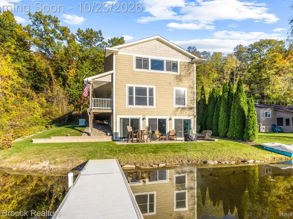 1023 Pearson Dr, Milford, MI 48381
