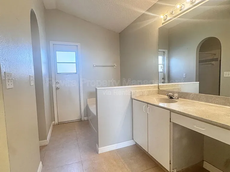 116 Barrington Dr — Photo 5