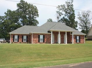 220 Manchester Dr, Vicksburg, MS 39183