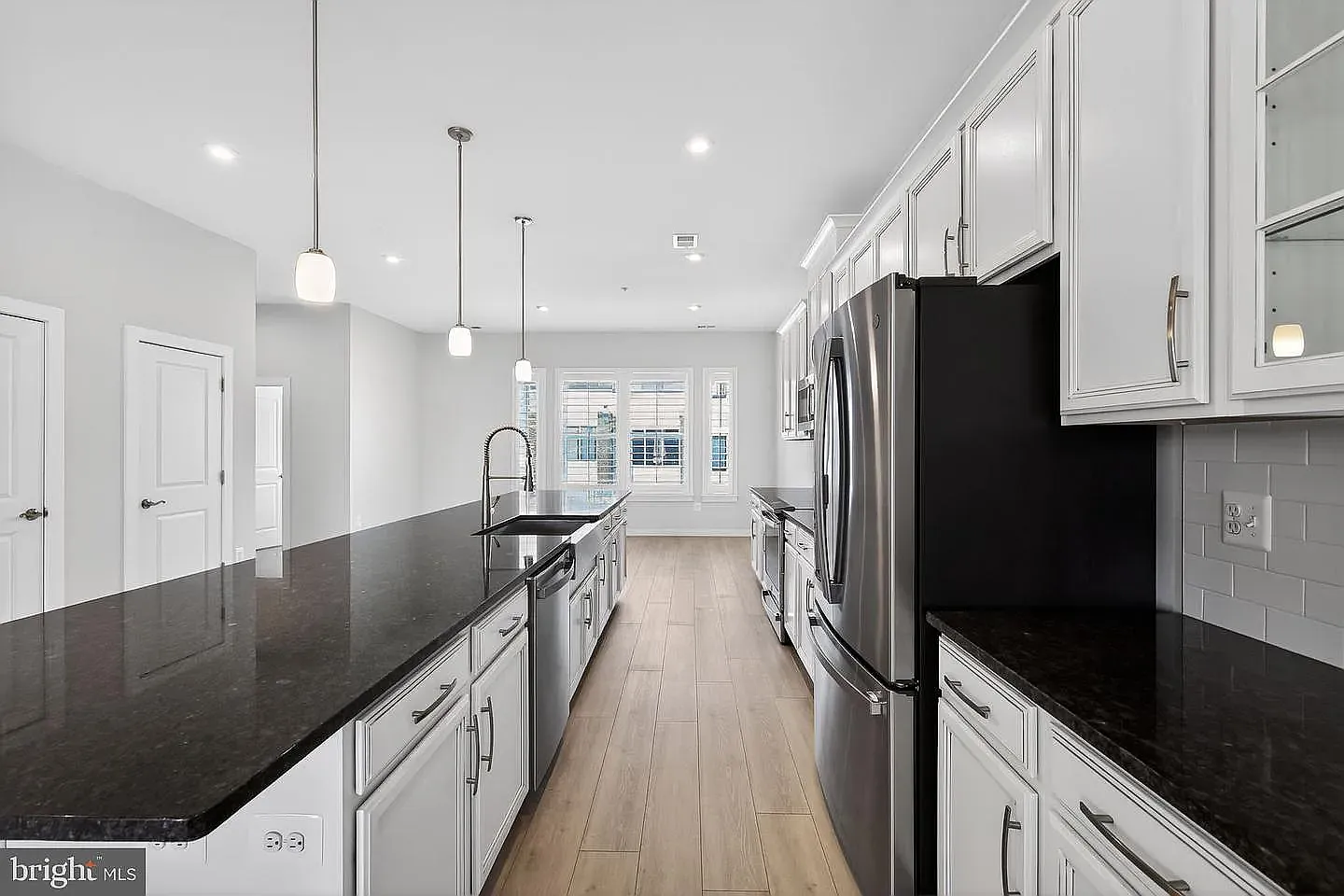 3 bed, 2.5 bath, 2720 sqft, $1,500 — Photo 2