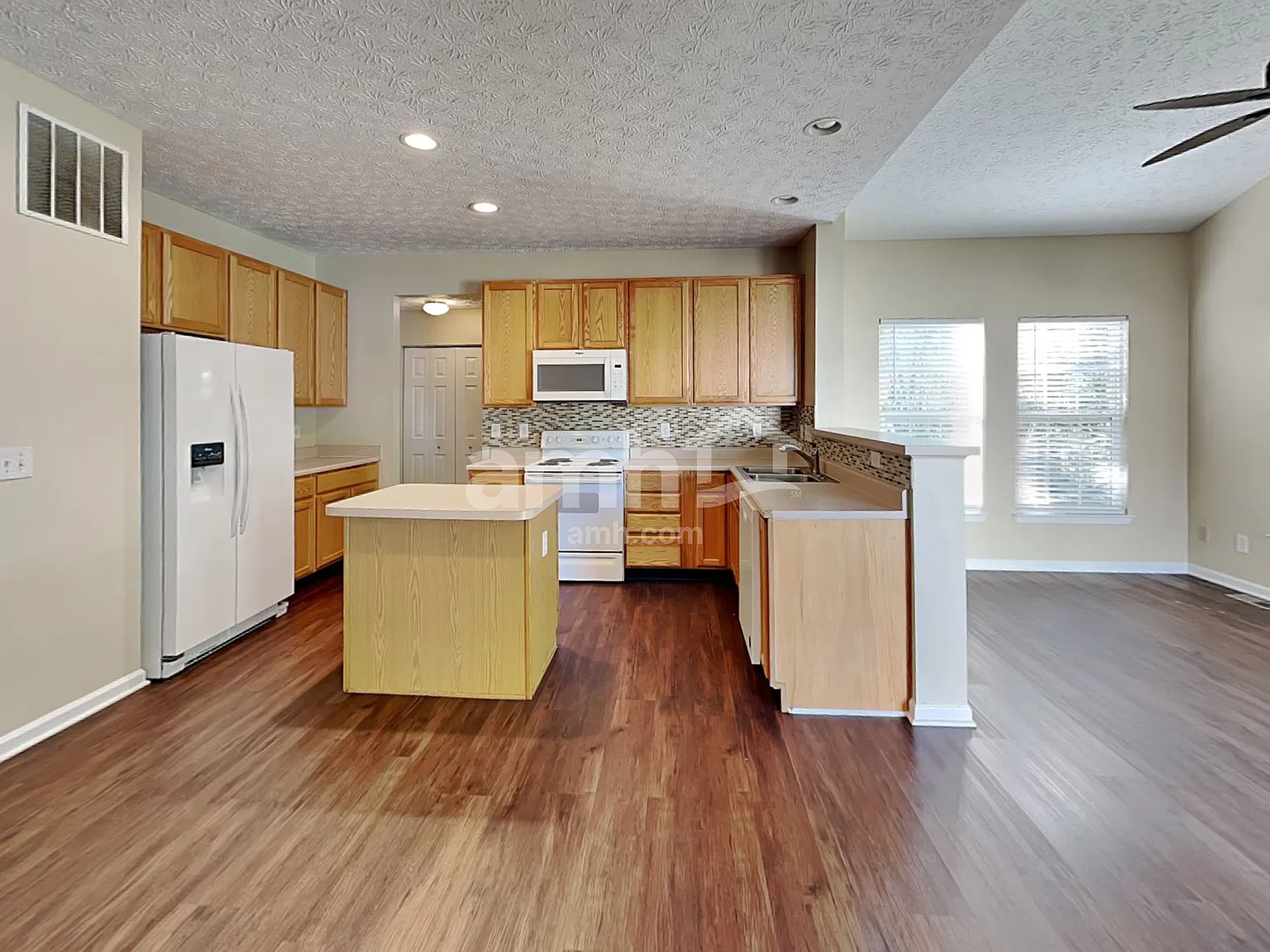 4 bed, 2.5 bath, 2358 sqft, $2,705 — Photo 3