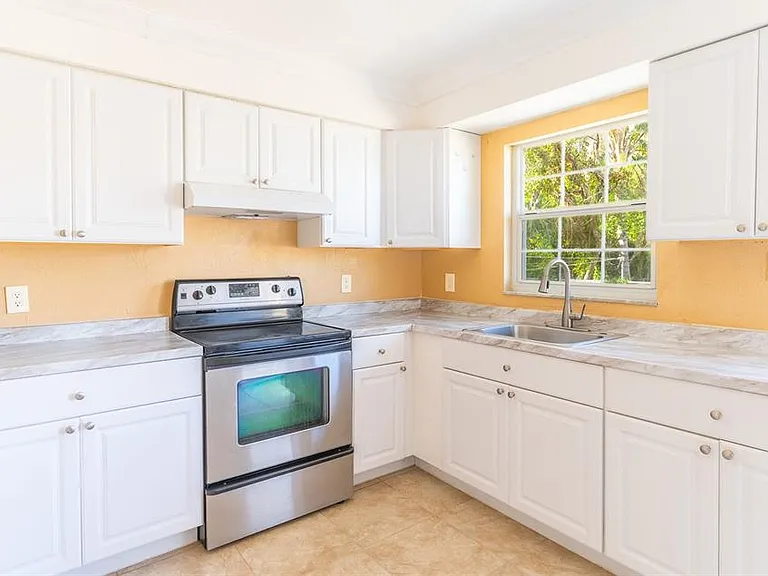 140 Avenue W NW #3 — Photo 8