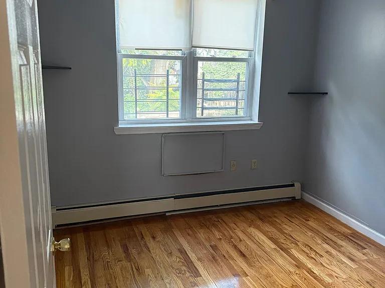 E 181st St — Photo 3