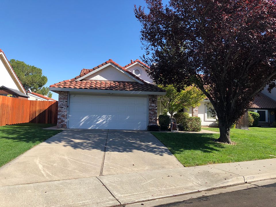 1st image of 243 Ballindine Dr