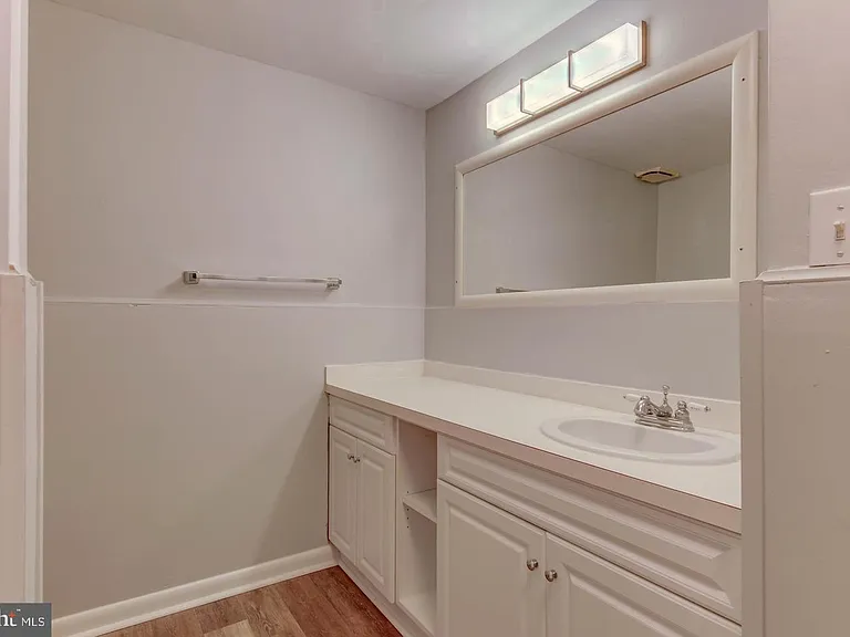 107 Montrose Ave — Photo 20