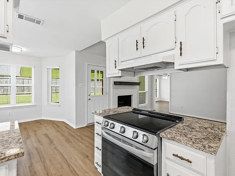 7913 Pebblebrook Dr — Photo 6