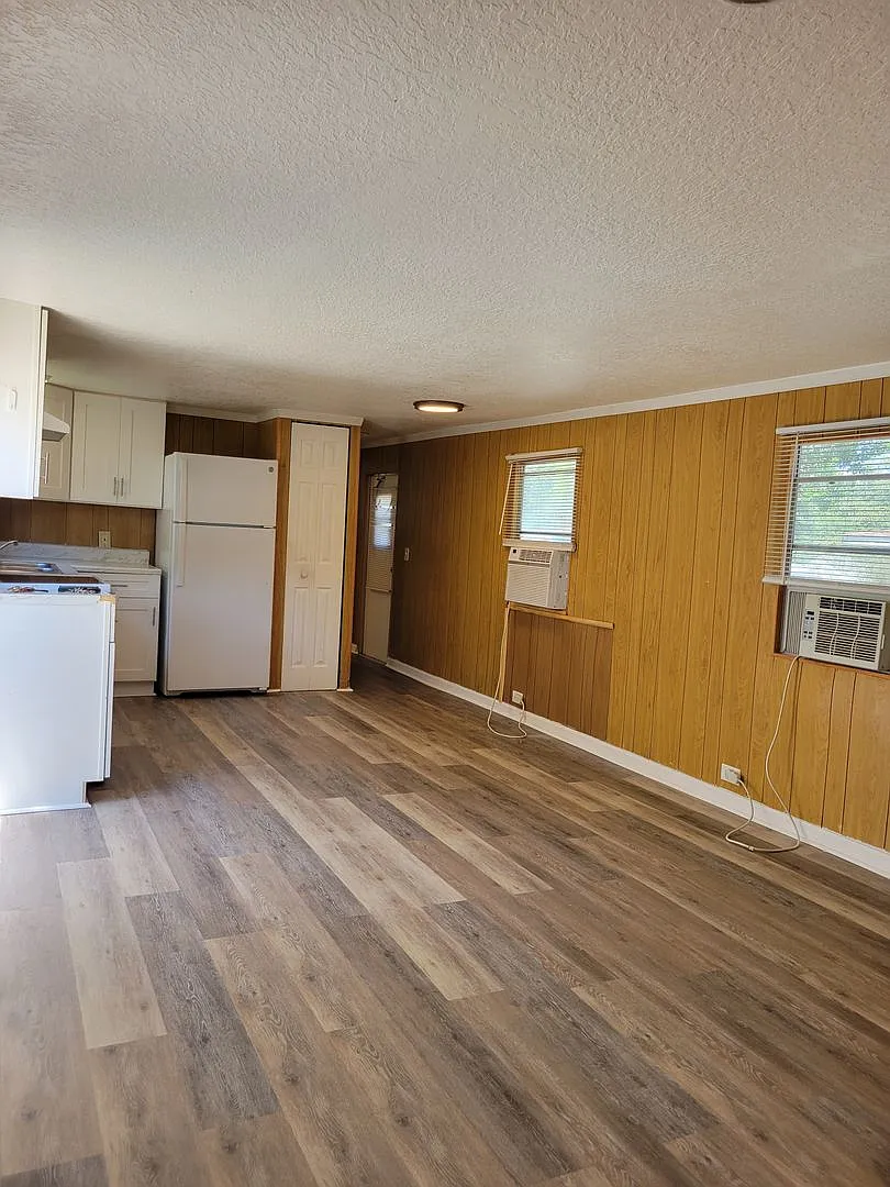 Two-Bedroom Mobile Home for Rent — Photo 3