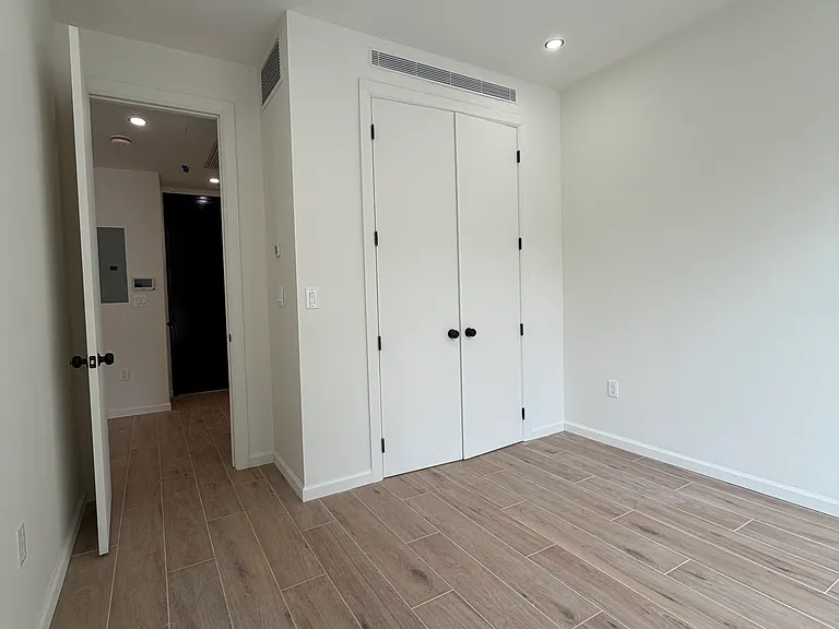 2375 Lorillard Pl #2R — Photo 7