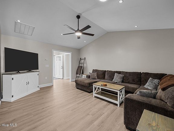 4th image of 218 Kestrel Ct