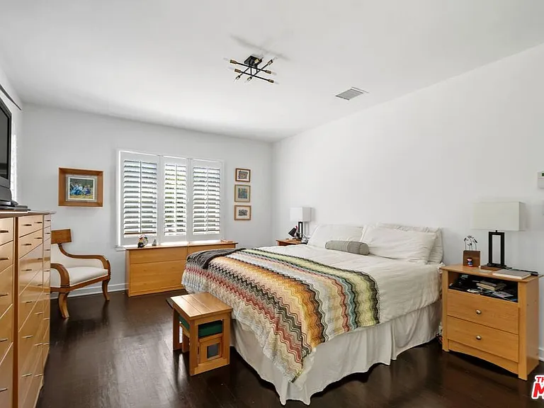 202 N Gower St — Photo 11