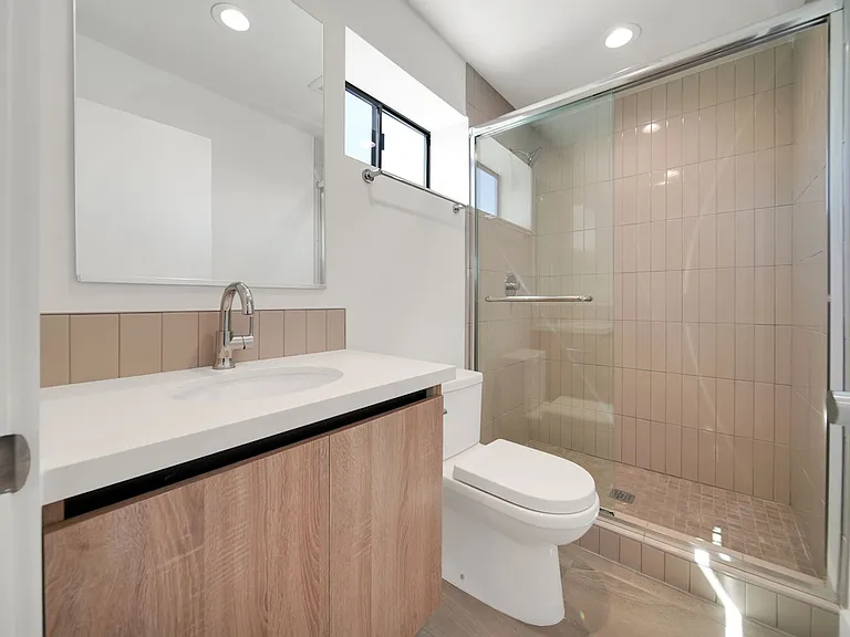 406-408 1/2 N Kenmore Ave — Photo 4