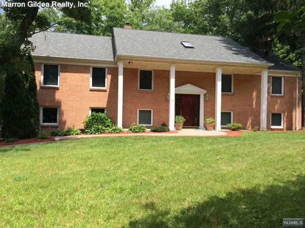 39 Cherry Ln, Upper Saddle River, NJ 07458