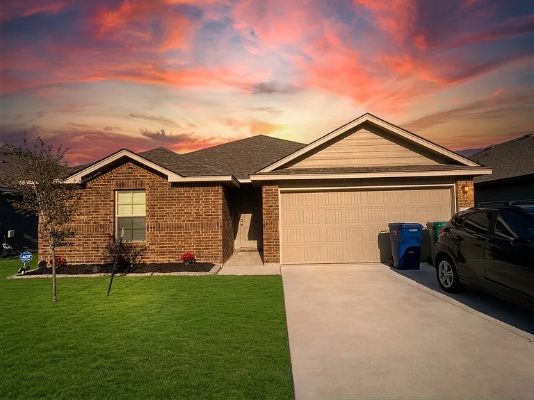 1261 Lindsey Dr — Photo 1