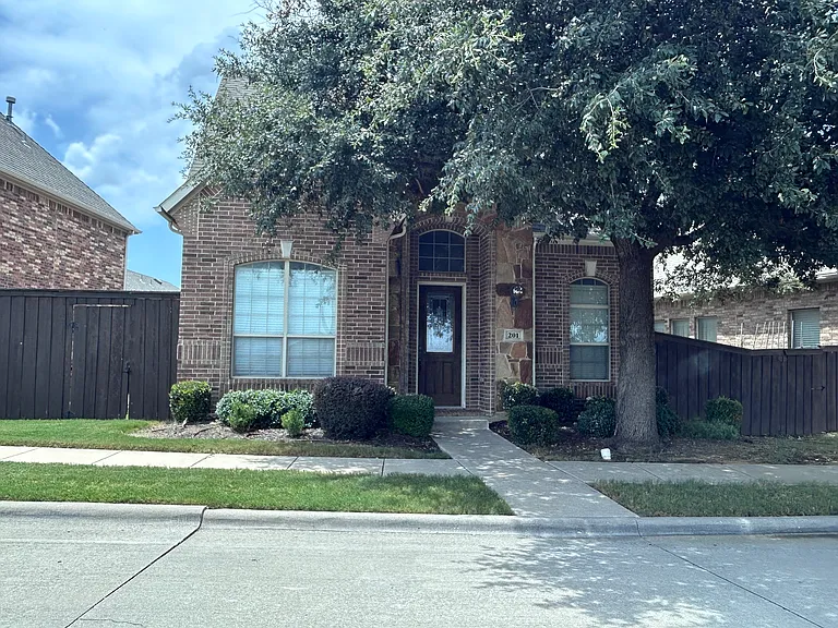 201 Carrington Ln — Photo 16