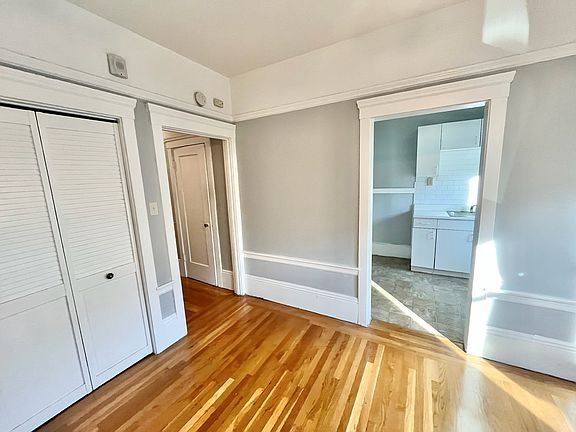4th image of 2710 Market St #4
