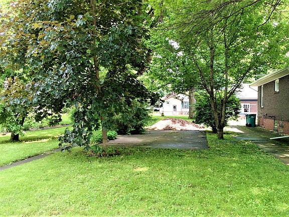 4th image of 202 W 12th St