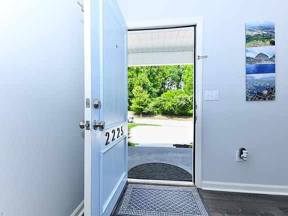 4th image of 2225 W Florida St