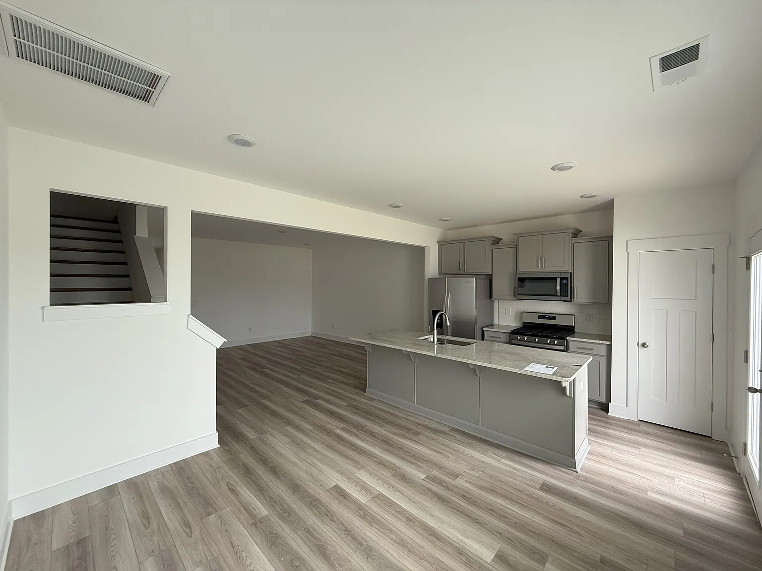 3 bed, 2.5 bath, 1587 sqft, $1,750 — Photo 3