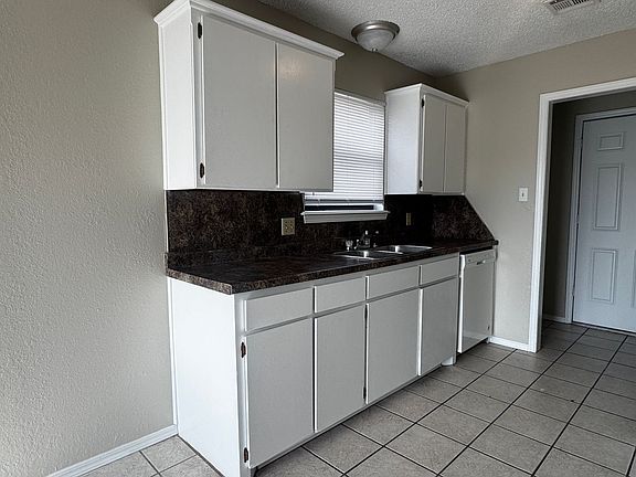 3rd image of 314 NE Skyline Cir
