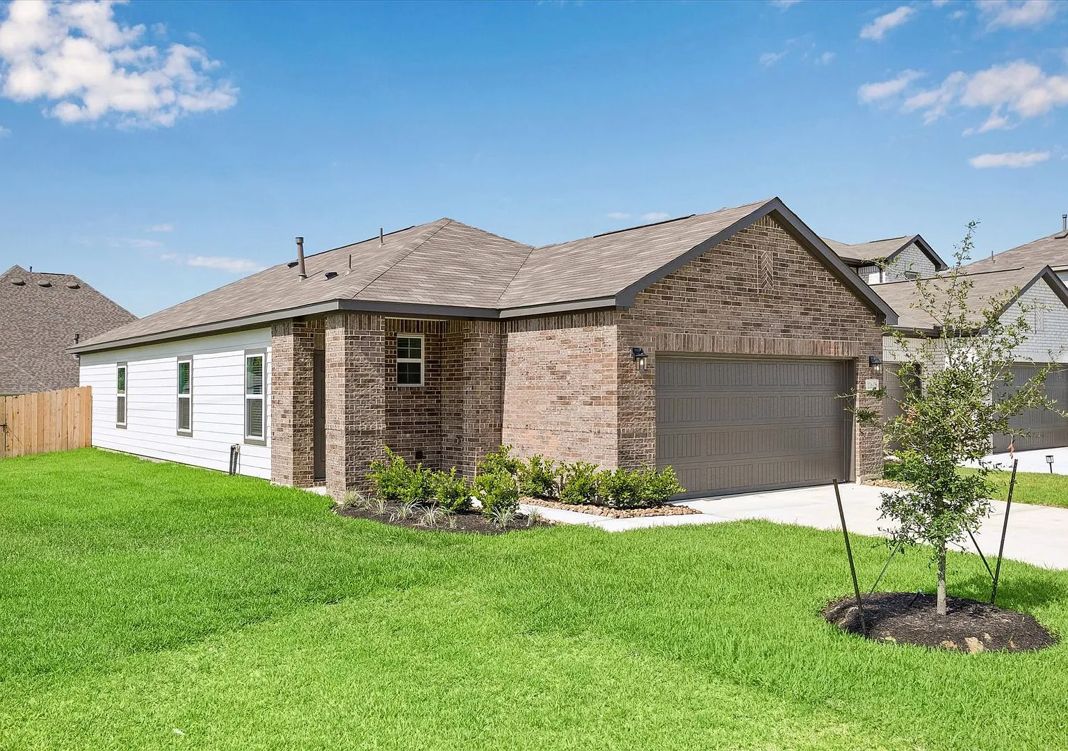 Brand-New 3-Bed Willis Home on Corner Lot with Covered Patio — Photo 2