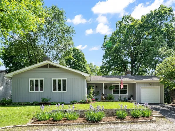 312 Oakwood Dr, Geneva, IL 60134