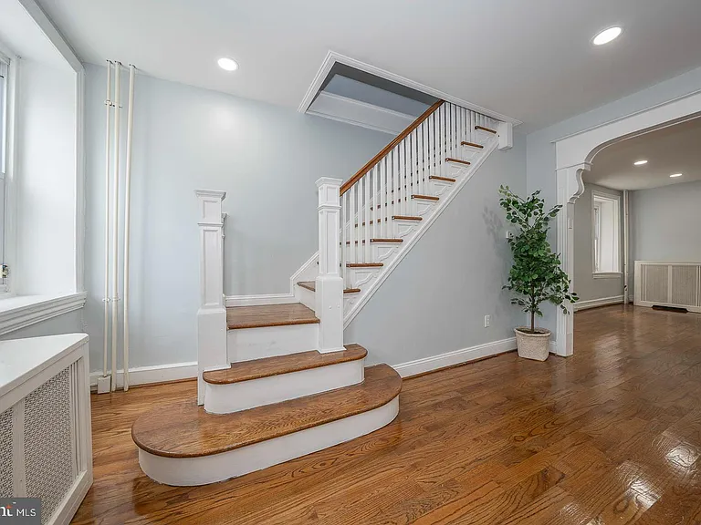 201 Dupont St — Photo 17