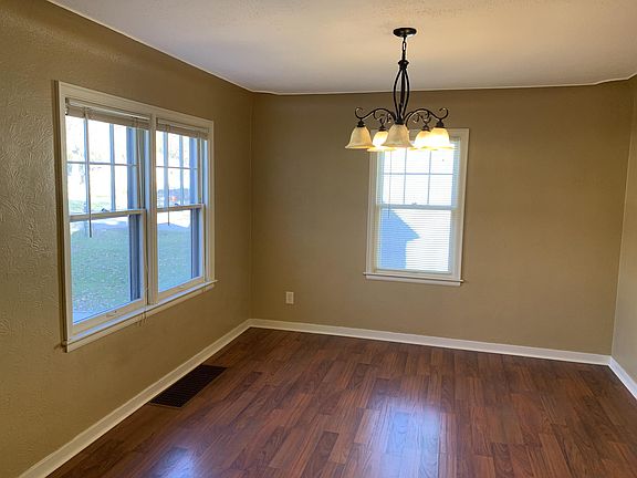 4th image of 130 Vanderveen Ave