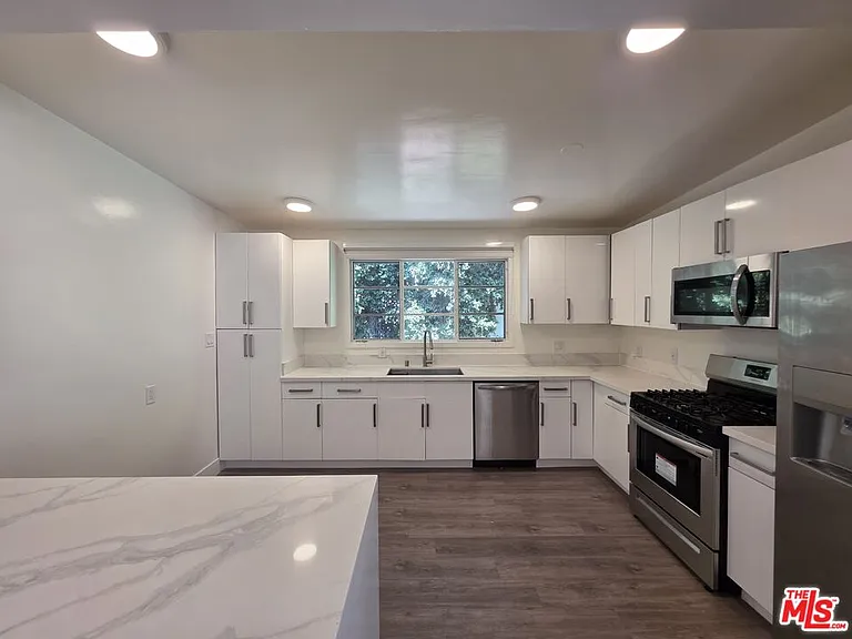 1635 S Beverly Glen Blvd #6 — Photo 2