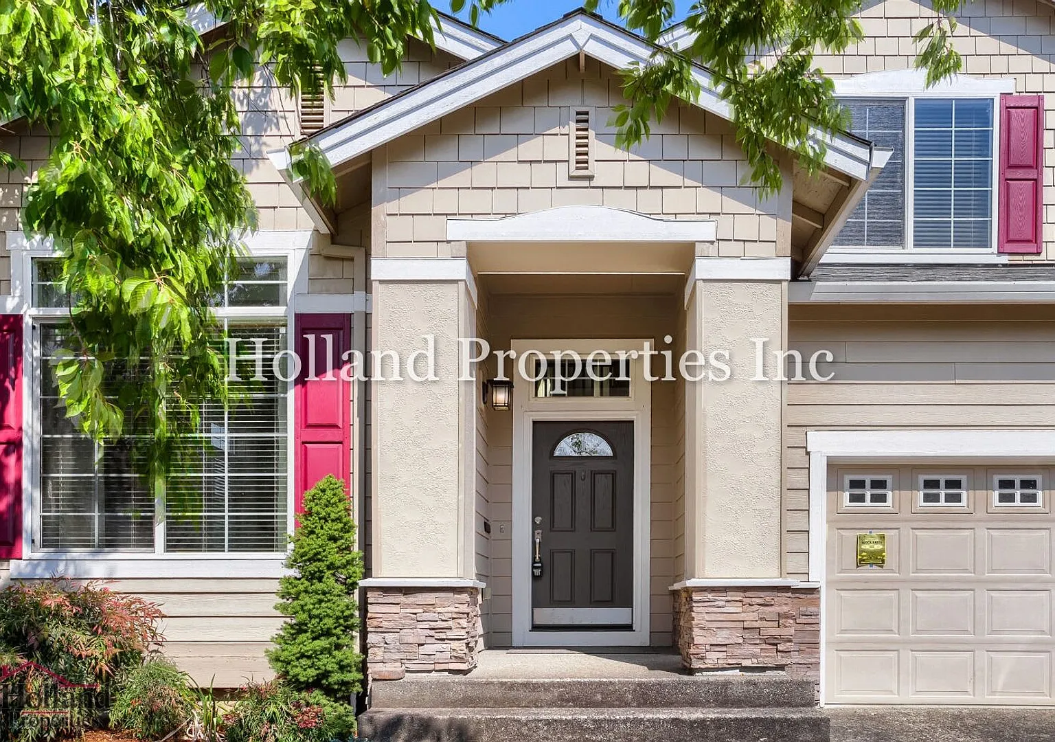 Spacious 4BR Beaverton Home with Gas Fireplace, Fenced Yard & Garage — Photo 3