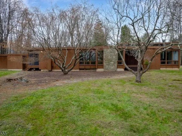 4 Beaver Brook Rd, Clinton Twp., NJ 08801