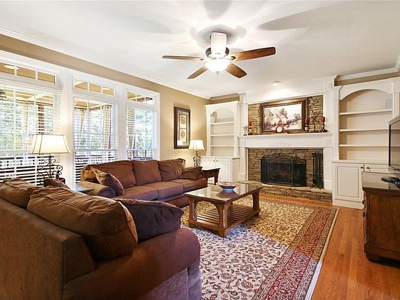 4th image of 502 Richmond Pl