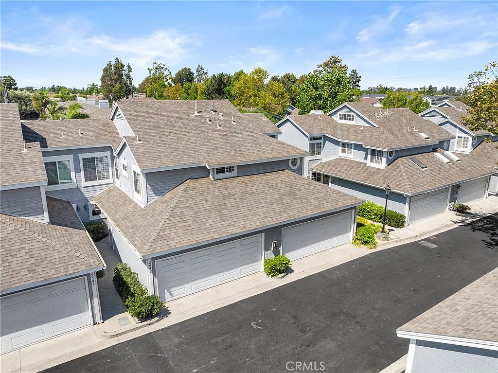 3 bed, 2.5 bath, 1372 sqft, $5,100 — Photo 2