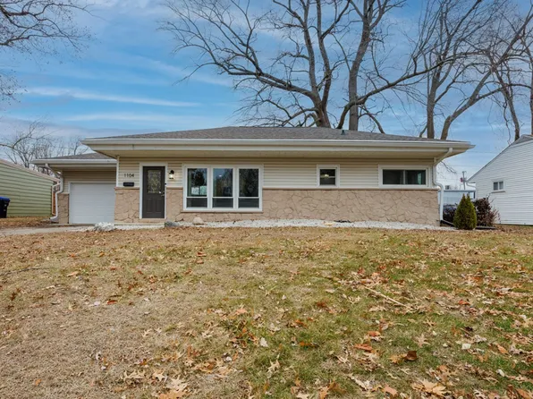 1104 Redwood Ave, Bloomington, IL 61701