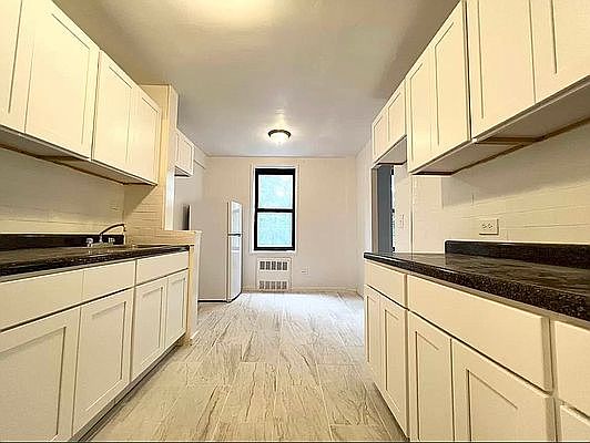 1st image of 860 E 18th St #2F