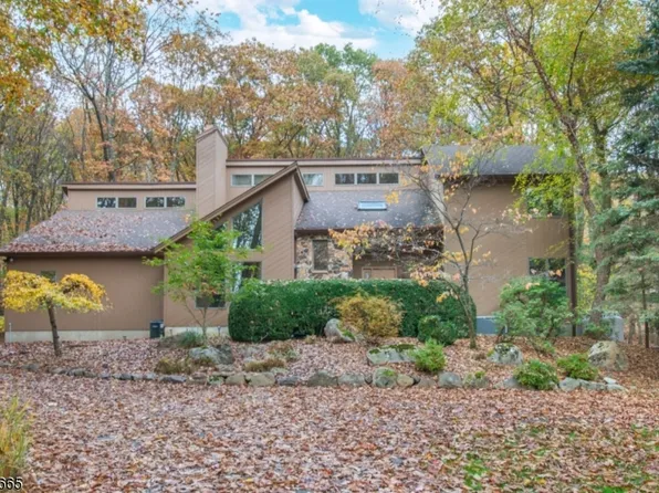 3 Pinewood Ter, Kinnelon Boro, NJ 07405