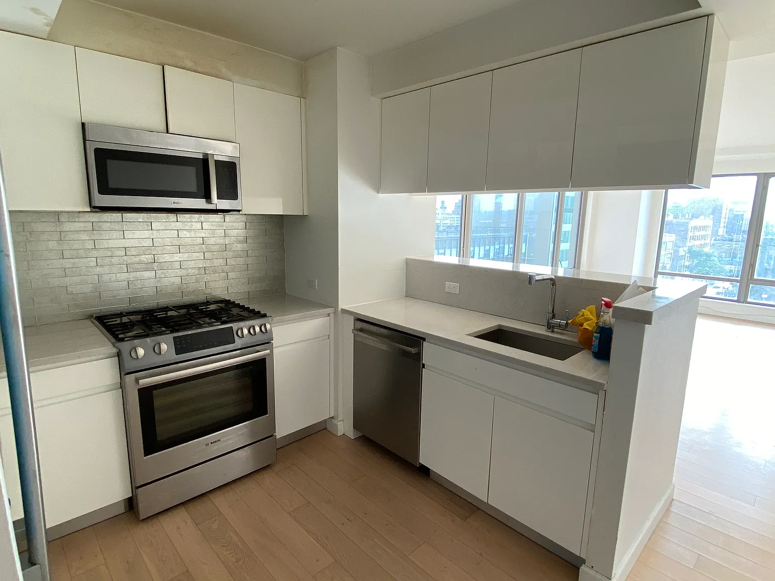 3 bed, 1200 sqft, $4,700 — Photo 2
