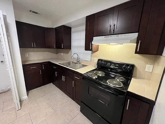 4 bed, 1344 sqft, $2,300 — Photo 2