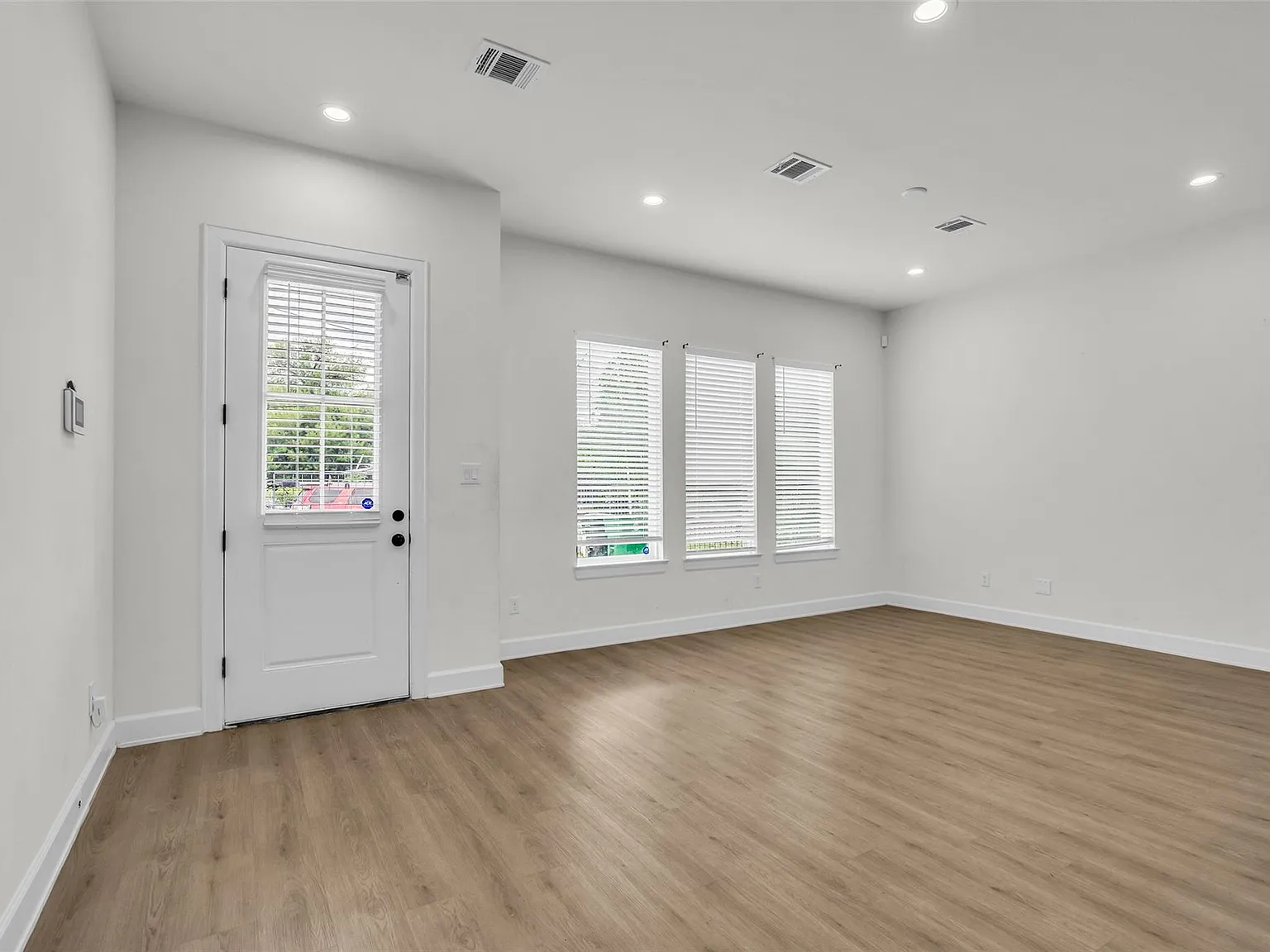 3 bed, 3.0 bath, 1168 sqft, $2,250 — Photo 3