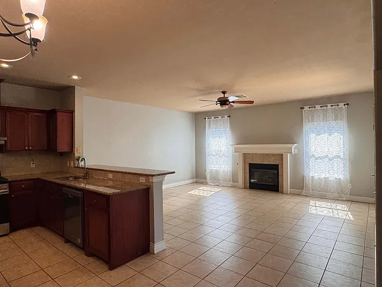 Spacious Livingroom