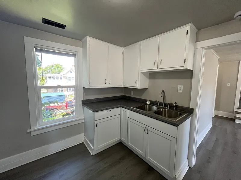 2 bed, 1.0 bath, $879 — Photo 2
