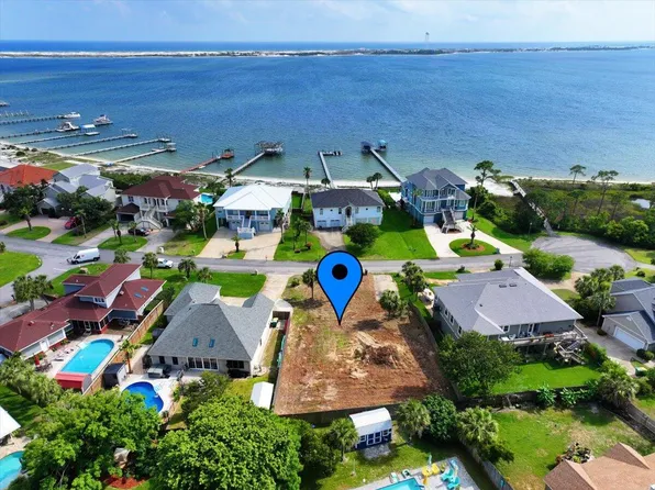 147 Shoreline Dr, Mary Esther, FL 32569