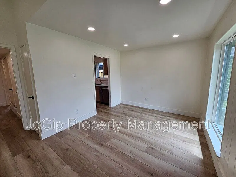 2 bed, 2.0 bath, 900 sqft, $1,750 — Photo 3