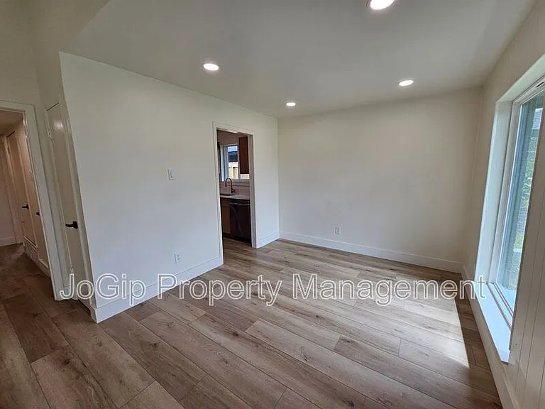 1727 R Ave — Photo 3
