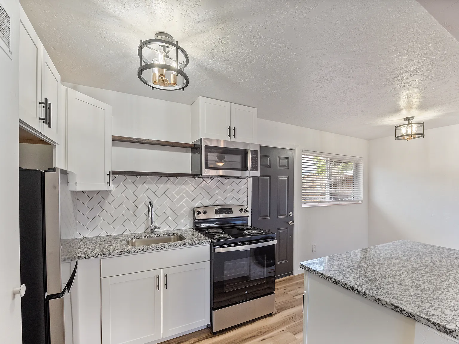 Modern 1 Bedroom Near UNM with Private Yard & Washer Dryer — Photo 2