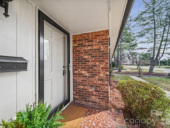 4th image of 1628 Dixon Rd