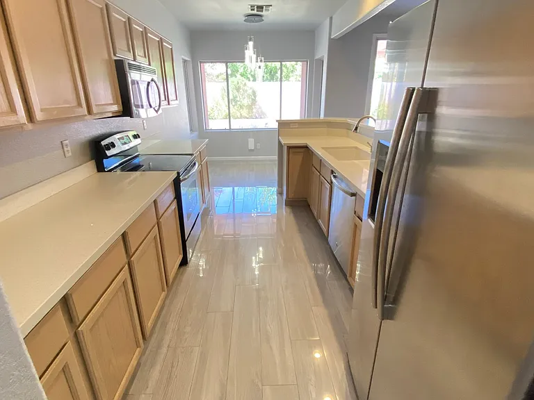 3358 E Wickieup Ln — Photo 16